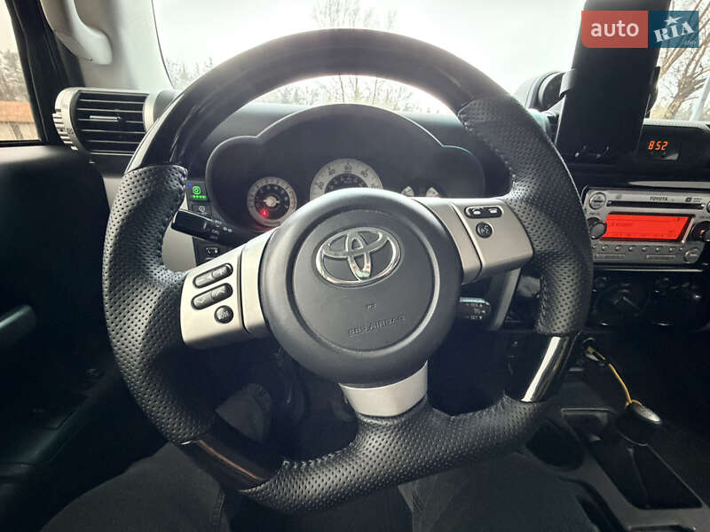 Внедорожник / Кроссовер Toyota FJ Cruiser 2014 в Обухове