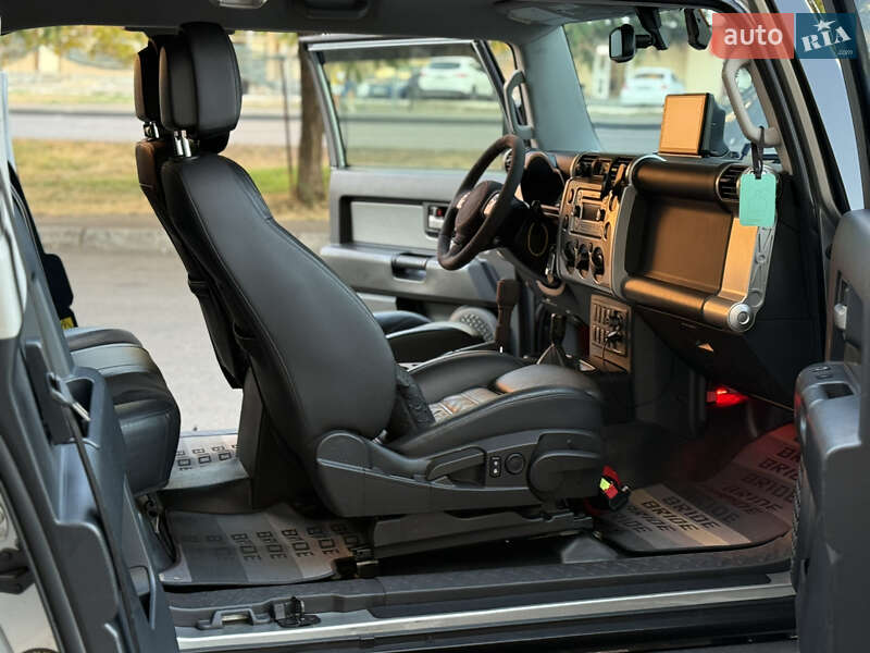 Внедорожник / Кроссовер Toyota FJ Cruiser 2012 в Одессе фото 23 Внедорожник / Кроссовер Toyota FJ Cruiser 2012 в Одессе