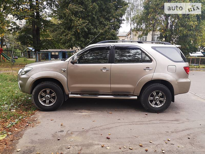 Внедорожник / Кроссовер Toyota Fortuner 2006 в Черновцах
