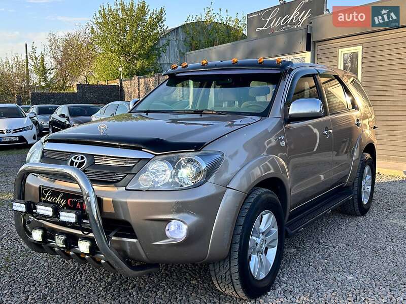 Внедорожник / Кроссовер Toyota Fortuner 2006 в 