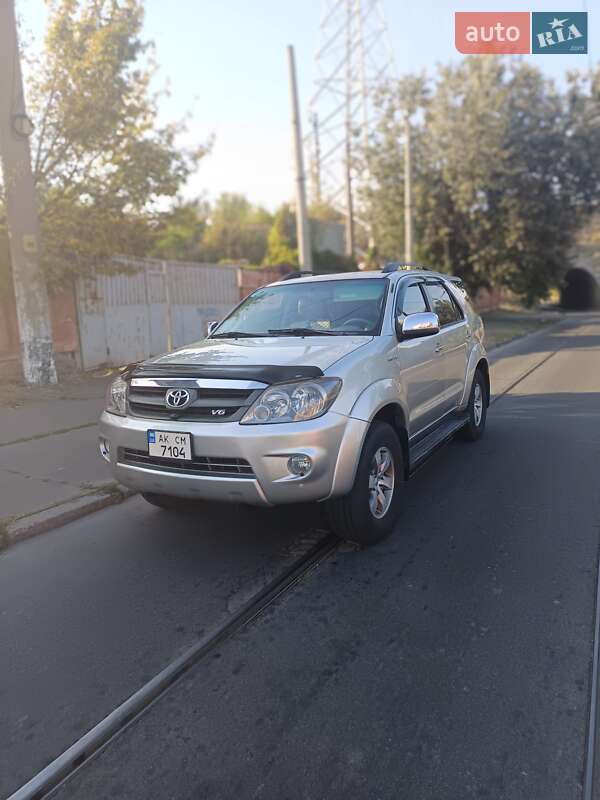 Toyota Fortuner 2005