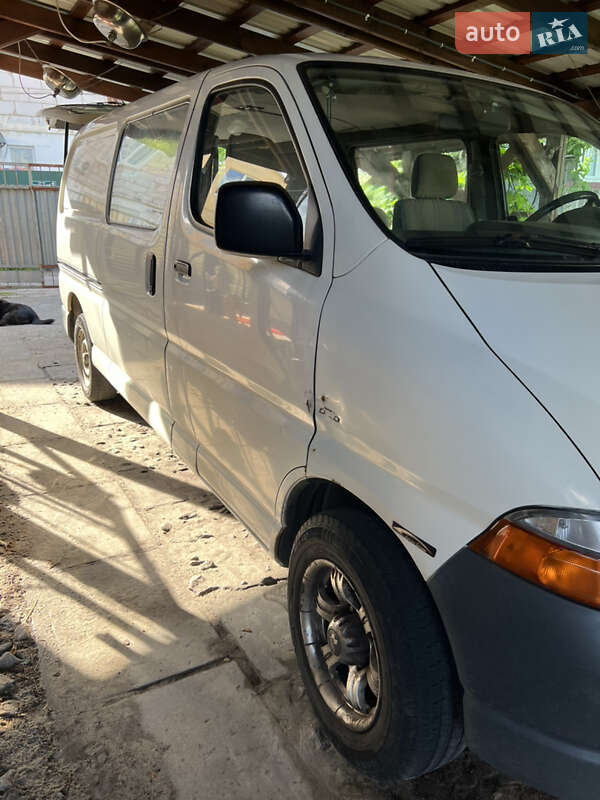 Минивэн Toyota Hiace 2002 в Боровой
