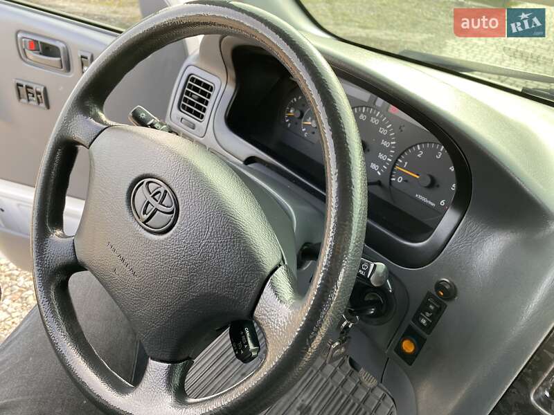Минивэн Toyota Hiace 2008 в Южном