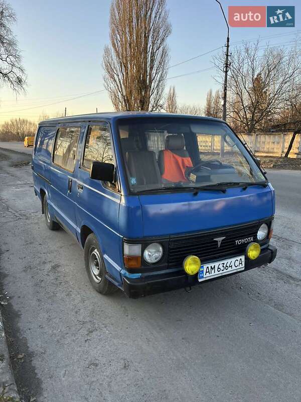 Мінівен Toyota Hiace 1986 в Звягелі