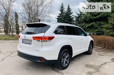 Позашляховик / Кросовер Toyota Highlander 2018 в 