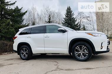Позашляховик / Кросовер Toyota Highlander 2018 в 