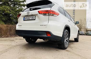 Позашляховик / Кросовер Toyota Highlander 2018 в 