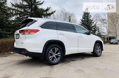 Позашляховик / Кросовер Toyota Highlander 2018 в 
