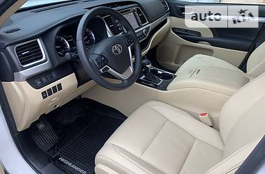 Позашляховик / Кросовер Toyota Highlander 2018 в 