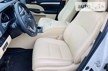 Позашляховик / Кросовер Toyota Highlander 2018 в 