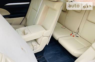 Позашляховик / Кросовер Toyota Highlander 2018 в 