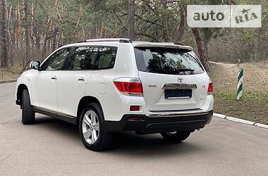 Позашляховик / Кросовер Toyota Highlander 2014 в 
