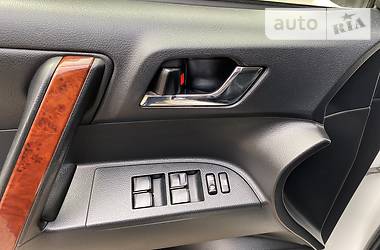 Позашляховик / Кросовер Toyota Highlander 2014 в 