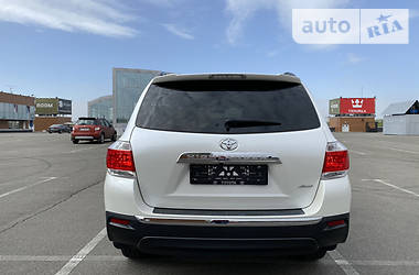 Позашляховик / Кросовер Toyota Highlander 2012 в 