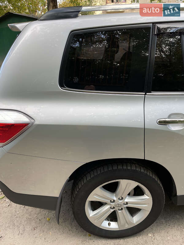 Позашляховик / Кросовер Toyota Highlander 2011 в Кривому Розі