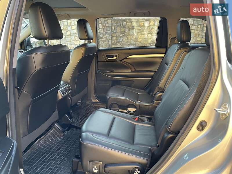 Внедорожник / Кроссовер Toyota Highlander 2018 в Ивано-Франковске