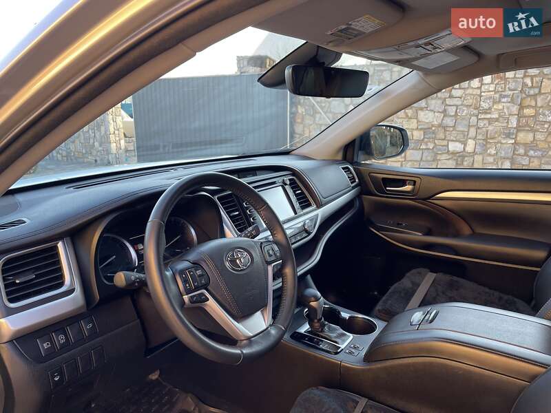 Внедорожник / Кроссовер Toyota Highlander 2018 в Ивано-Франковске