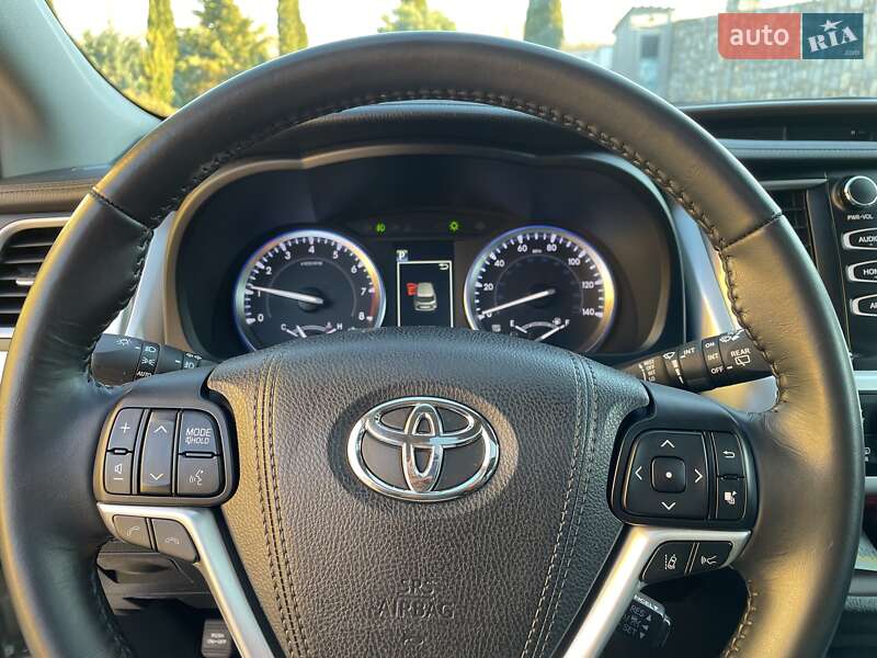 Внедорожник / Кроссовер Toyota Highlander 2018 в Ивано-Франковске