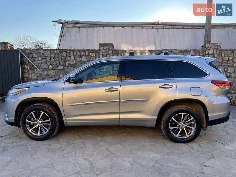 Внедорожник / Кроссовер Toyota Highlander 2018 в Ивано-Франковске