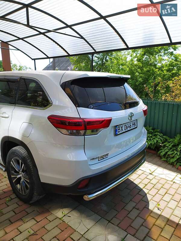 Внедорожник / Кроссовер Toyota Highlander 2017 в Хмельницком