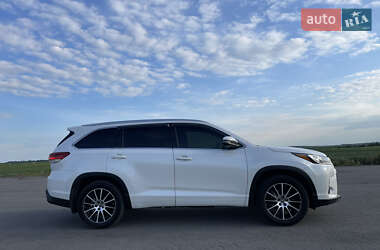 Позашляховик / Кросовер Toyota Highlander 2018 в 