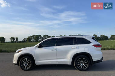 Позашляховик / Кросовер Toyota Highlander 2018 в 