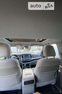 Внедорожник / Кроссовер Toyota Highlander 2017 в 