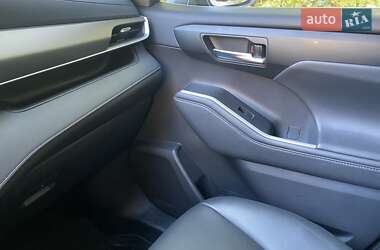 Внедорожник / Кроссовер Toyota Highlander 2020 в 