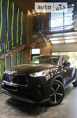 Внедорожник / Кроссовер Toyota Highlander 2022 в 