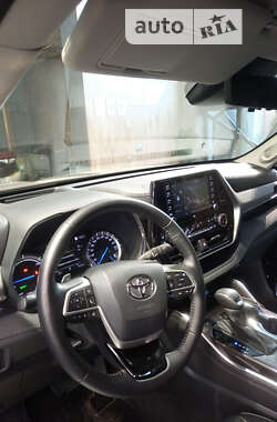 Внедорожник / Кроссовер Toyota Highlander 2022 в 