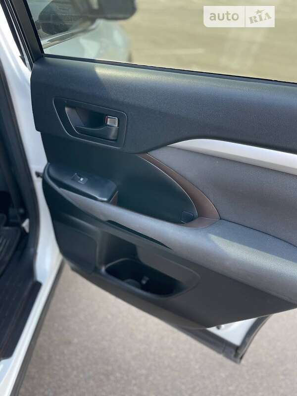 Позашляховик / Кросовер Toyota Highlander 2017 в Кривому Розі