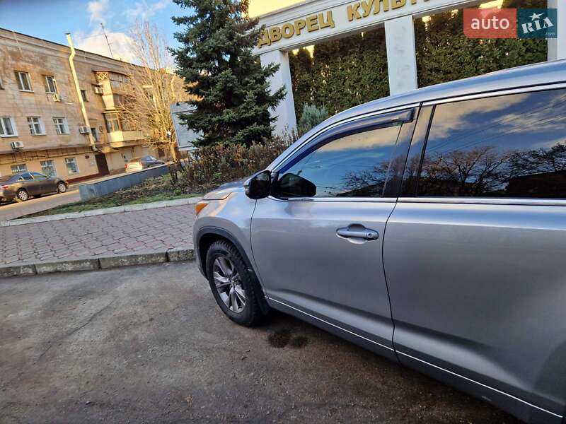 Внедорожник / Кроссовер Toyota Highlander 2015 в Запорожье