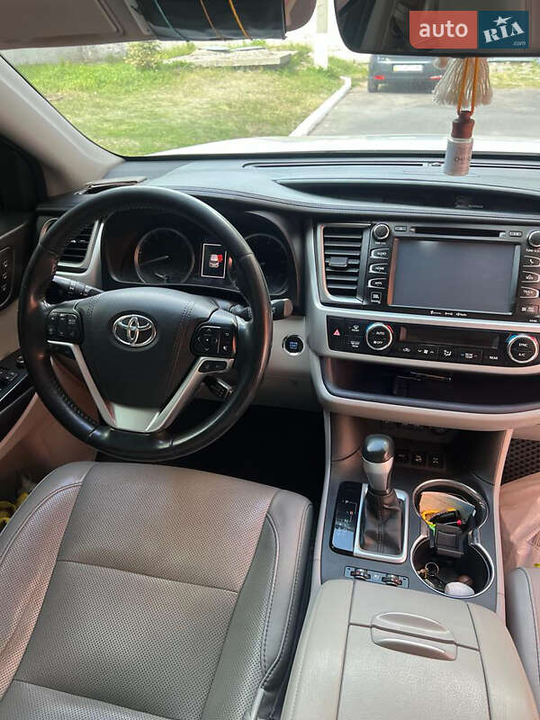 Внедорожник / Кроссовер Toyota Highlander 2017 в Днепре