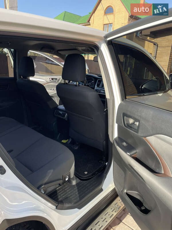 Внедорожник / Кроссовер Toyota Highlander 2017 в Нежине