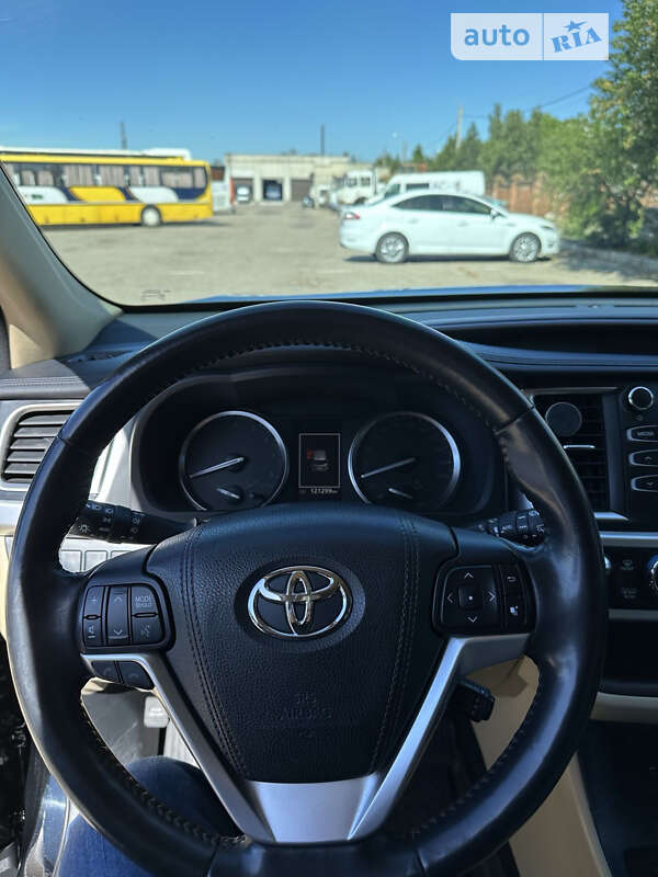 Внедорожник / Кроссовер Toyota Highlander 2017 в Николаеве