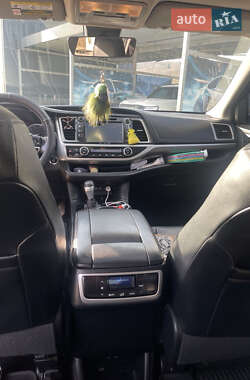 Внедорожник / Кроссовер Toyota Highlander 2017 в 