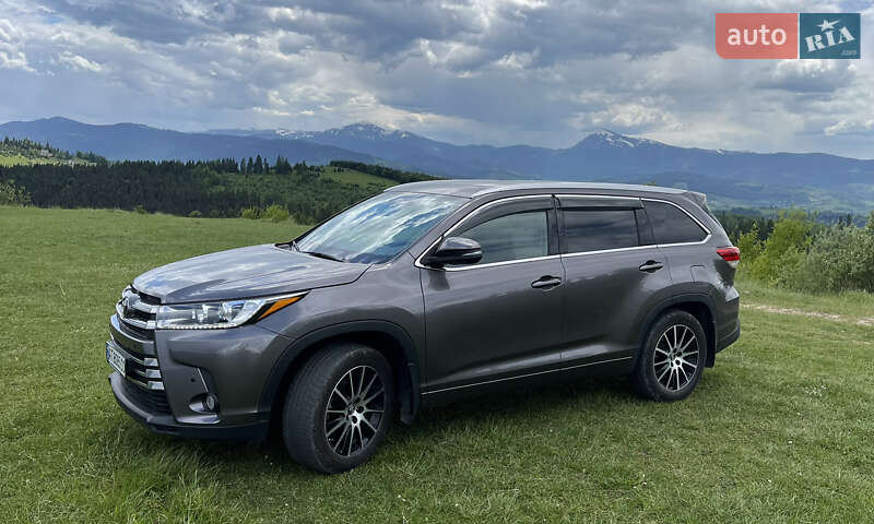 Внедорожник / Кроссовер Toyota Highlander 2019 в 