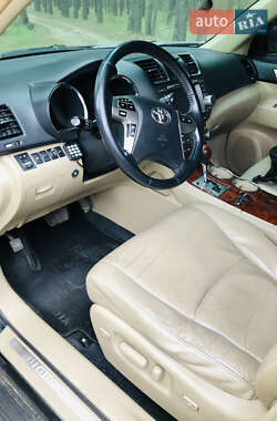 Внедорожник / Кроссовер Toyota Highlander 2011 в 