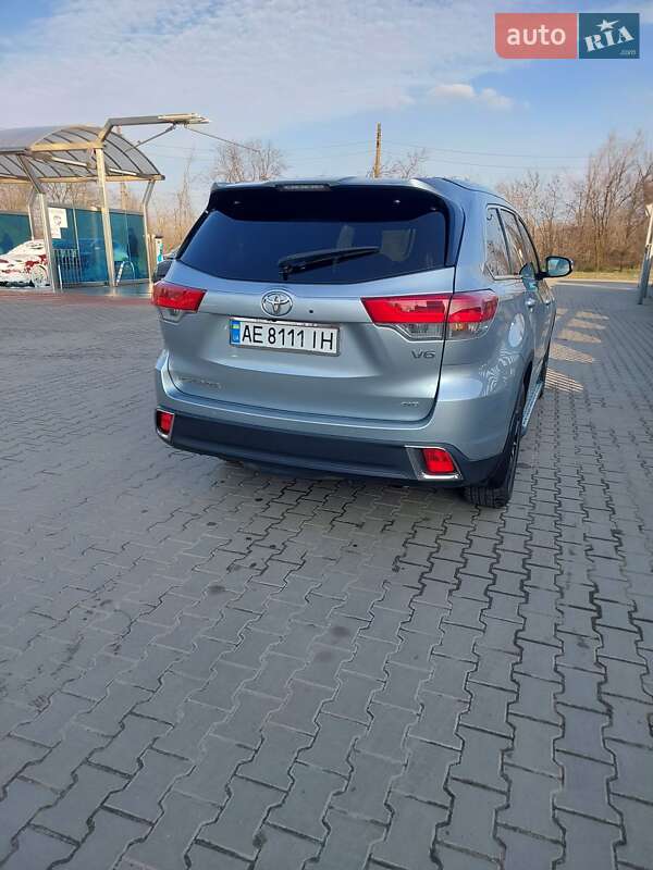 Позашляховик / Кросовер Toyota Highlander 2018 в Кривому Розі