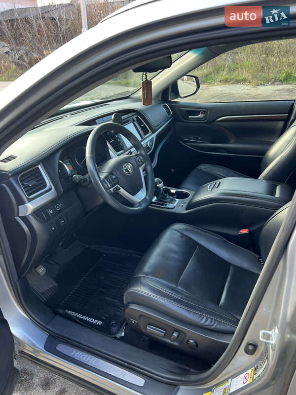 Внедорожник / Кроссовер Toyota Highlander 2016 в Луцке