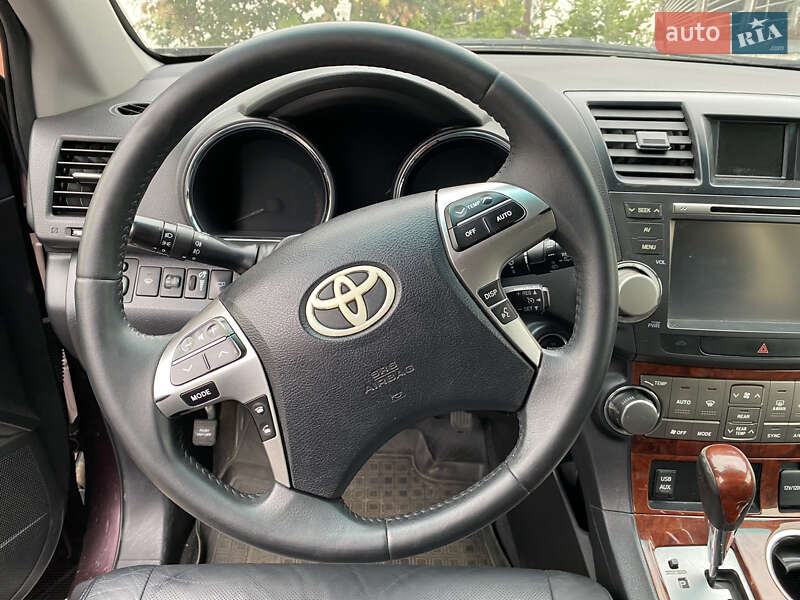 Позашляховик / Кросовер Toyota Highlander 2012 в Полтаві