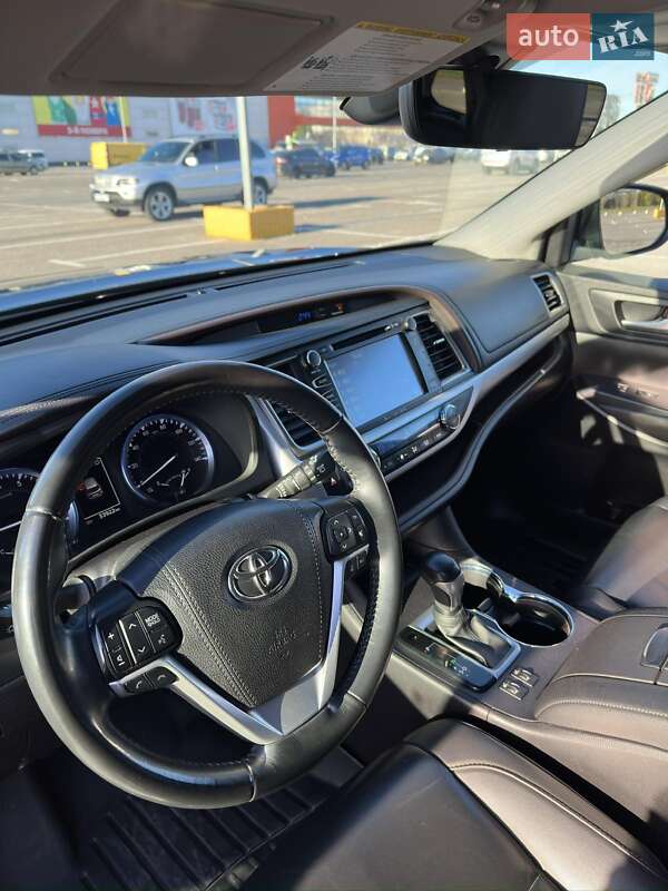 Позашляховик / Кросовер Toyota Highlander 2019 в Чернівцях