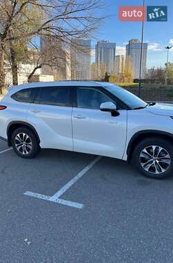 Внедорожник / Кроссовер Toyota Highlander 2021 в Киеве