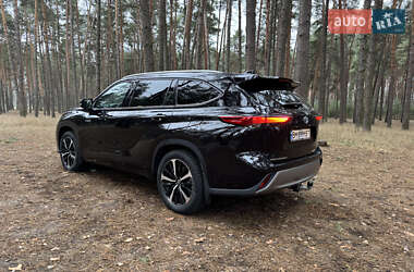 Внедорожник / Кроссовер Toyota Highlander 2021 в Сумах