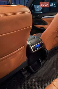 Позашляховик / Кросовер Toyota Highlander 2017 в 
