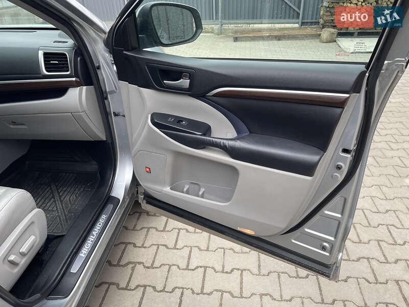 Внедорожник / Кроссовер Toyota Highlander 2016 в Хмельницком