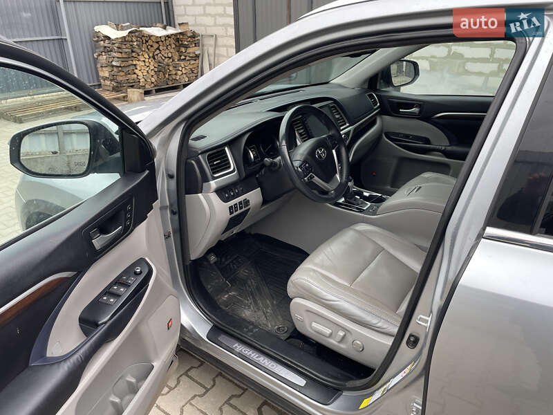 Внедорожник / Кроссовер Toyota Highlander 2016 в Хмельницком