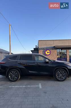 Внедорожник / Кроссовер Toyota Highlander 2022 в 