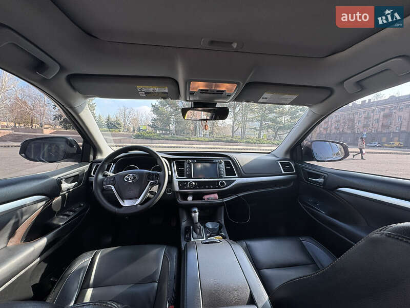 Внедорожник / Кроссовер Toyota Highlander 2017 в Николаеве