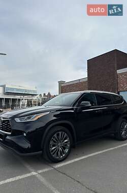 Внедорожник / Кроссовер Toyota Highlander 2022 в 